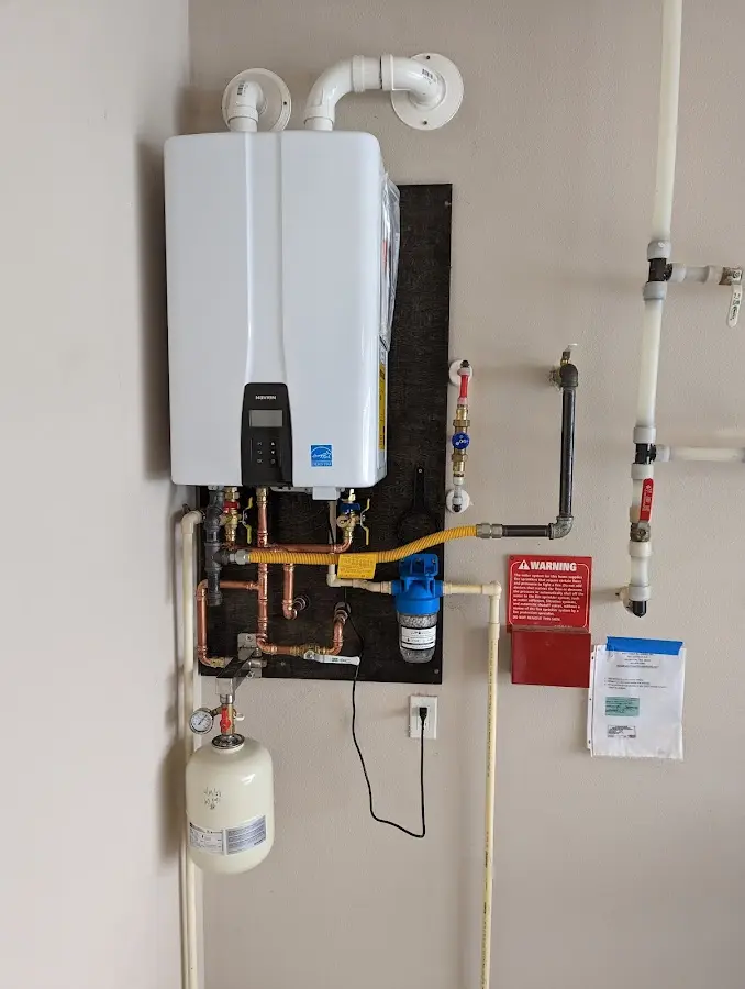 Professional plumber installing copper piping in a Oak Ridge home